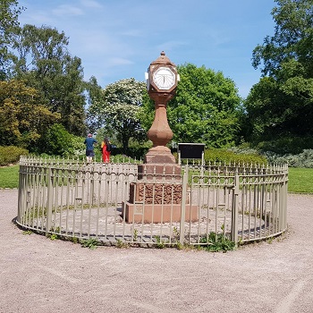 Image of the kinloch anderson sundial in Inverleith park