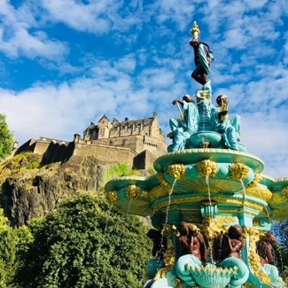 Image of the Ross Fountain with the castle in the background