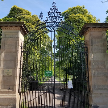 Image of the West gate in inverleith park